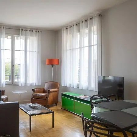 Apartment Moderne 2 Pieces En Plein Au Bord De Seine